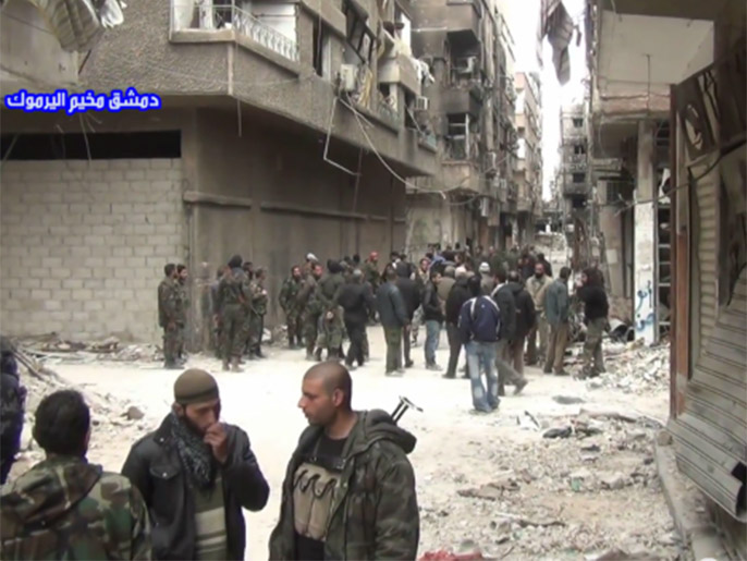 انتشار قوات مشتركة من أبناء مخيم اليرموك ومن منظمة التحرير عقب اتفاق الشهر الماضي (الجزيرة)