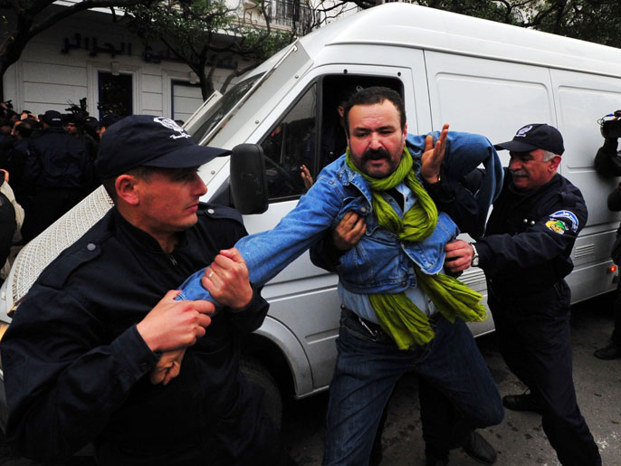 الشرطة اعتقلت عددا من المحتجين على ترشح بوتفليقة(الأوروبية)