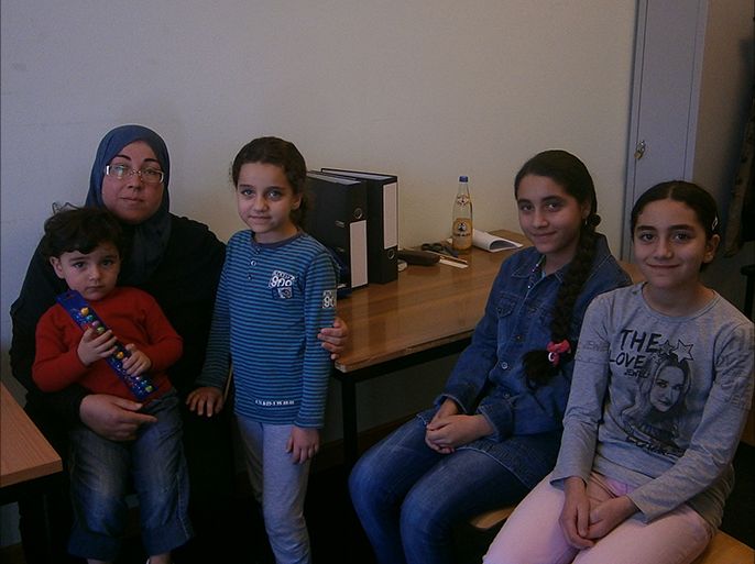 لاجئة سورية مع أطفالها الأربعة بألمانيا. الجزيرة نت