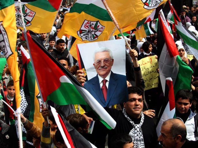 Palestinian Fatah supporters hold Palestine flags and posters of Palestinian President Mahmoud Abbas during a support rally in West Bank City of Nablus, 17 March 2014. Thousands of Palestinians in several cities in the West Bank demonstrated in support of President Mahmoud Abbas, Abbas will meet US President Barack Obama to discuss the crisis in peace talks with Israel ahead of a looming April deadline.