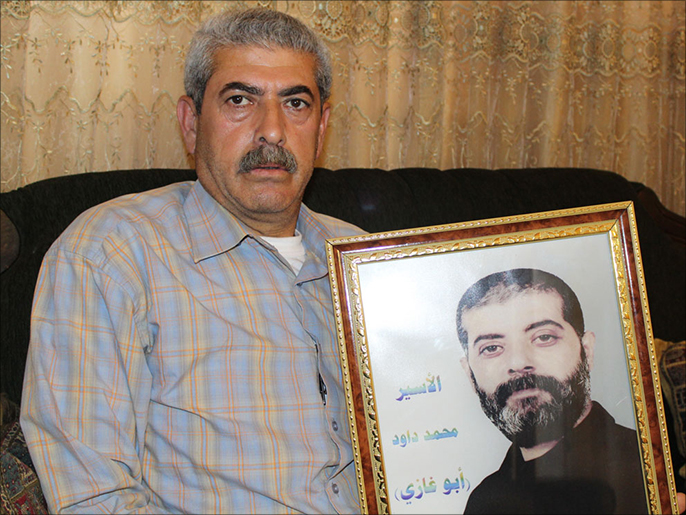 ‪محمد داود قضى 27 سنة بالسجون ويأمل ذووه رؤيته ولو مع استمرار التفاوض‬ (الجزيرة)