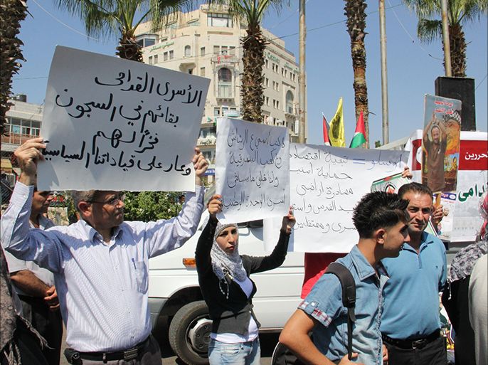 لافتات في اعتصامات سابقة للمطالبة بالإفراج عن الأسرى القدامى
