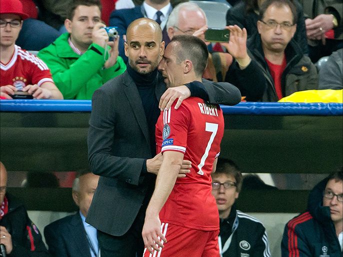 epa04185621 Munich's coach Pep Guardiola (L) hugs his substituted player Franck Ribery during the UEFA Champions League semi-final second leg match between FC Bayern Munich and Real Madrid in Munich, Germany, 29 April 2014.
