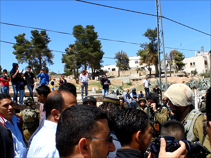 ‪النشطاء تظاهروا ضد قرار محكمة إسرائيلية بأحقية المستوطنين في شراء منزل الرجبي‬  (الجزيرة)