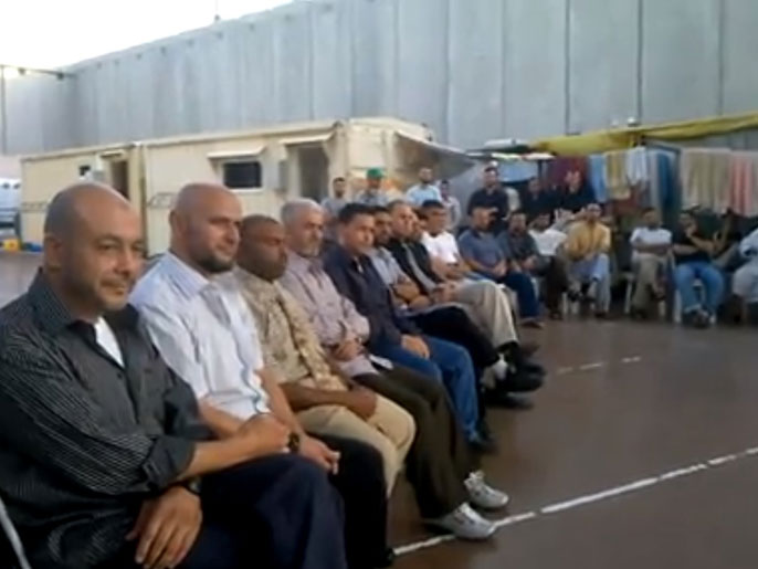 أسرى فلسطينيون في سجون الاحتلال يشاهدون عرضا يقيمه زملاؤهم(الجزيرة)