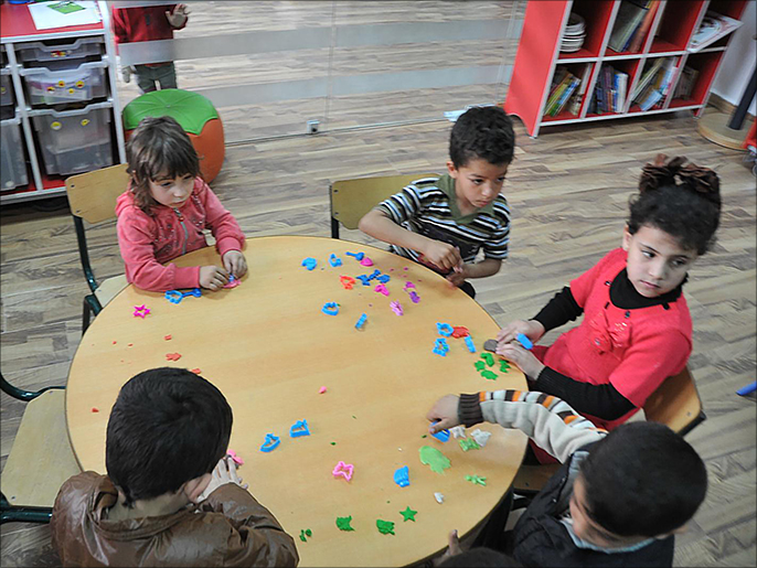 ‪أطفال سوريون في أحد مراكز‬  (الجزيرة)