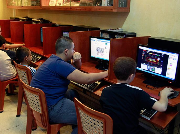 epa03692184 Lebanese youths surf the web in an Internet cafe in Beirut, Lebanon, 08 May 2013. EPA/NABIL MOUNZER