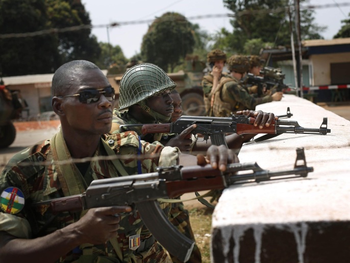 قوات السلام الأفريقية رفقة قوات فرنسية ترابط بالعاصمة بانغي (أسوشيتد برس)