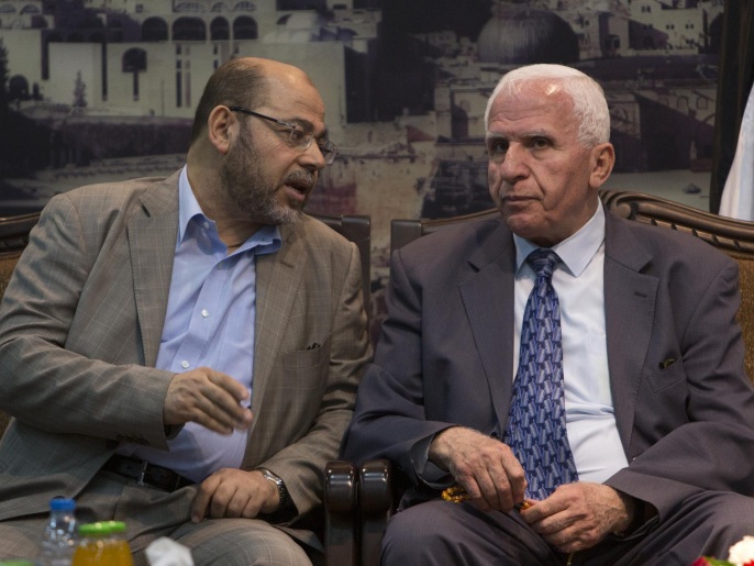 عزام الأحمد وموسى أبو مرزوق عضوان بالوفد الفلسطيني المفاوض في القاهرة (غيتي/الفرنسية)