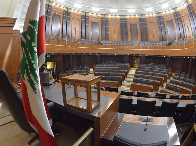 قاعة البرلمان فارغة ويبدو في الصورة صندوق الاقتراع في أبريل 22 2014