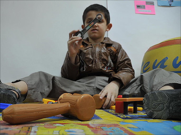 ‪الطفل محمد يتلقى برامج للرعاية النفسية في مركز للعلاج بالزرقاء‬ (الجزيرة)