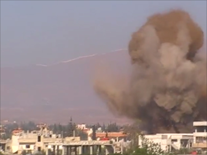 ‪لحظة سقوط برميل متفجر على خان الشيح بريف دمشق الغربي‬ (ناشطون)