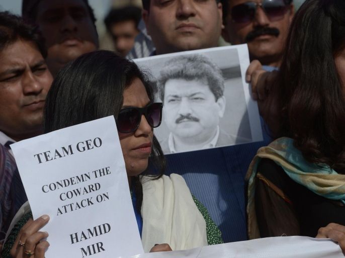Pakistani media representatives protest against the attack on prominent Pakistani journalist Hamid Mir in Islamabad on April 20, 2014. Pakistan's government Sunday announced a special commission to investigate an attack on a prominent television anchor which his brother blamed on the country's powerful spy agency. AFP PHOTO/Farooq NAEEM