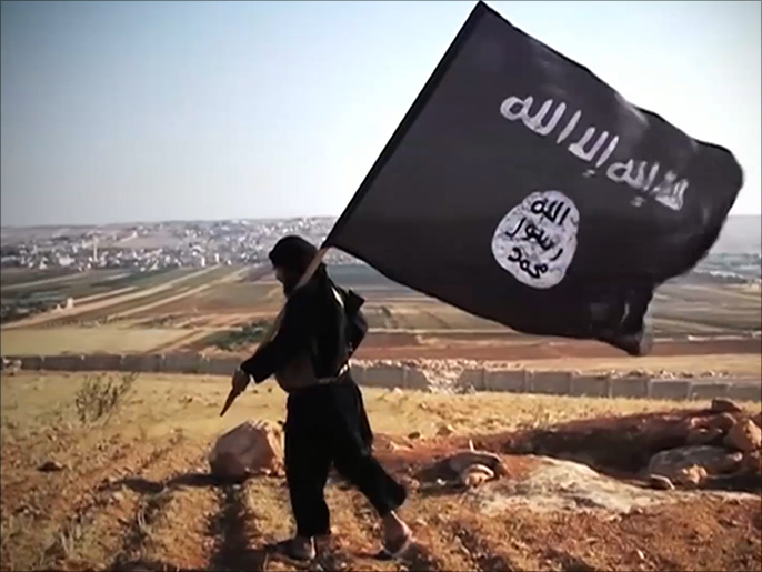 ‪الدولة الإسلامية قالت إنها سيطرت على مواقع بمطار الطبقة العسكري وهو ما نفاه النظام‬ (الجزيرة)
