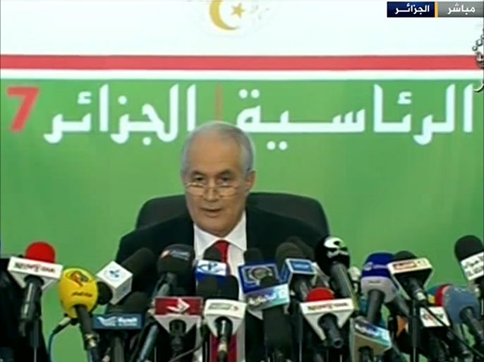 مؤتمر صحفي لوزير الداخلية الجزائري الطيب بلعير للإعلان عن نتائج الانتخابات الرئاسية