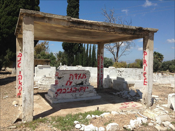 شعارات عنصرية وكتابات تحريضية على أضرحة بمقبرة القسام بحيفا(الجزيرة-أرشيف)