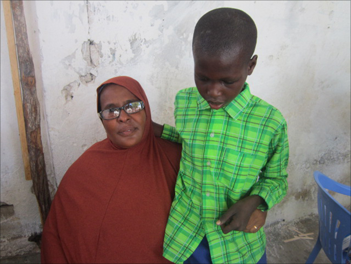 ‪حليمة محمد معلم شيدت مركزا لإيواء الأطفال وتعليمهم بدعم من أسرتها‬ (الجزيرة)