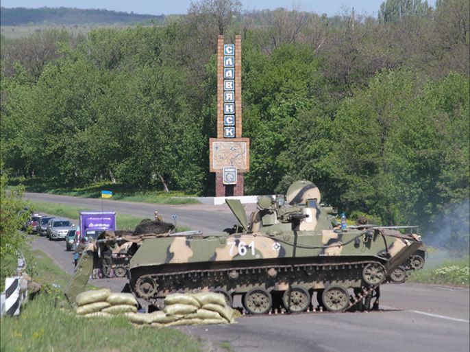 دبابة أوكرانية تقف على مدخل مدينة سلافيانسك