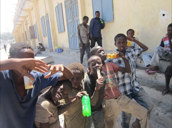 أطفال صوماليون يستعرضون قدراتهم في شرب المواد الغروية والبرنزين والأصباغ