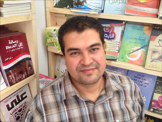 ‪سيد‬  جابر: كتب كثيرة أحضرتها دور النشر العربية حُجزت في مخازن خاصة (الجزيرة)