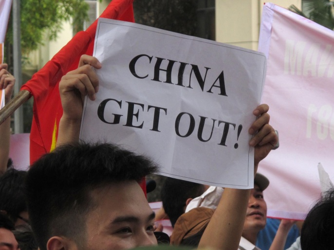 ‪احتجاجات في فيتنام على تنصيب الصين منصة نفطية بمياه متنازع عليها‬ (أسوشيتد برس)