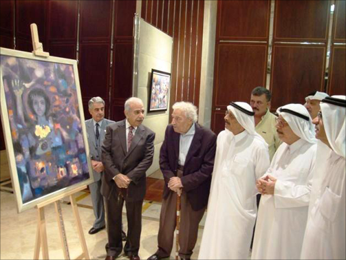 ‪الراوي في معرض دبي يتحدث عن إحدى لوحاته‬ (الجزيرة)