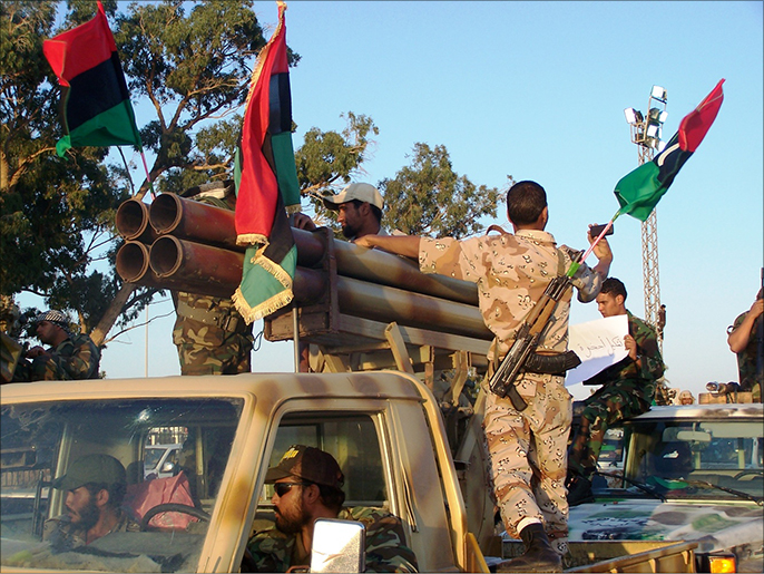 من استعراضات الثوار في بنغازي وترقب مواجهات مسلحة في ليبيا (الجزيرة-أرشيف)
