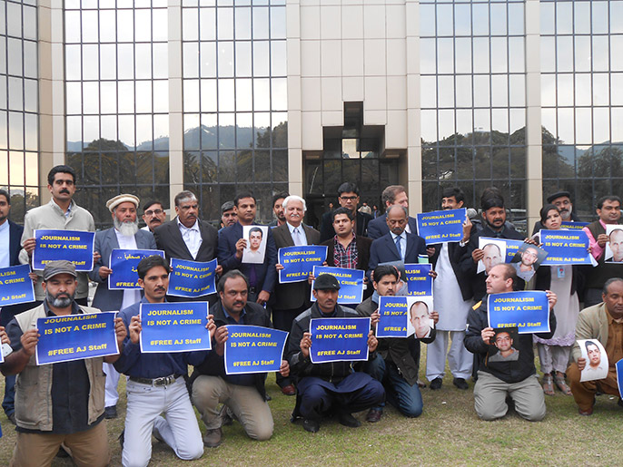‪عشرات الصحفيين الباكستانيين شاركوا‬ عشرات الصحفيين الباكستانيين شاركوا في وقفة تضامنية مع صحفيي الجزيرة