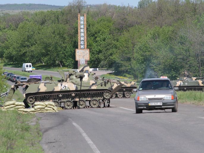 دبابة أوكرانية تقف على مدخل مدينة سلافيانسك بمنطقة دونيتسك ضمن عملية مكافحة الإرهاب