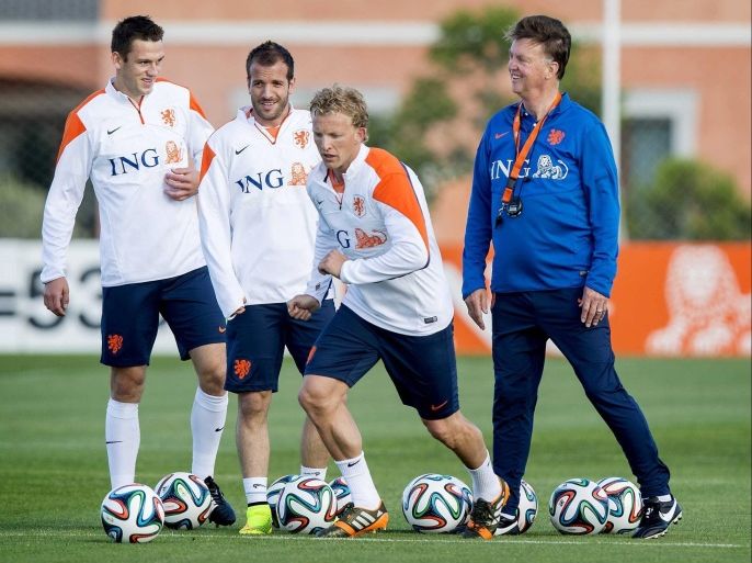 Dutch national soccer team head coach Louis van Gaal (R) leads his team's training session next to Dirk Kuyt (2-R) and Rafael van der Vart (2-L) in Lagos, Portugal, 21 May 2014. The Dutch national team is preparing for the 2014 FIFA World Cup in Brazil.