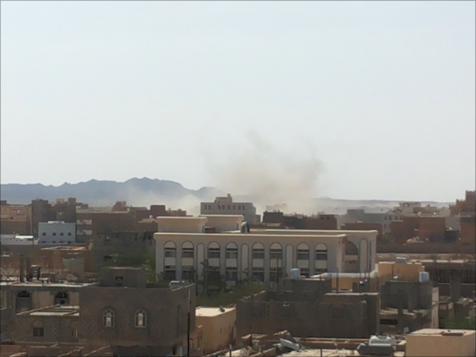 دخان متصاعد من موقع سقوط قذيفة مجهولة المصدر الأربعاء في عتق(الجزيرة)