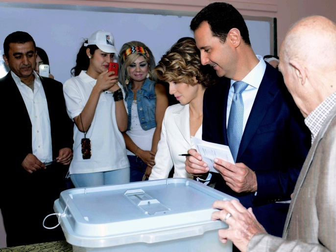 ‪بشار الأسد أدلى بصوته في مركز بحي المالكي دون أن يدلي بتصريح‬  (أسوشيتد برس)