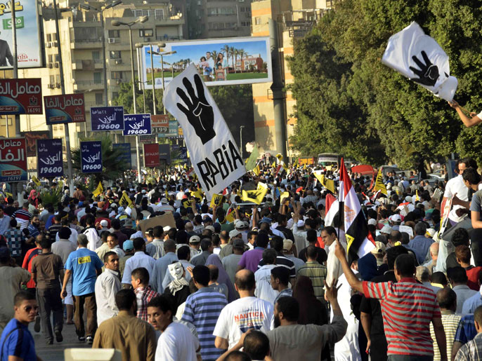 ‪مظاهرة بالقاهرة رافضة للانقلاب العسكري‬ (الجزيرة)