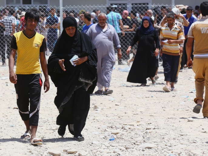 ‪عراقيون ينزحون من مدينة الموصل إلى إقليم كردستان العراق‬ (أسوشيتد برس-أرشيف)