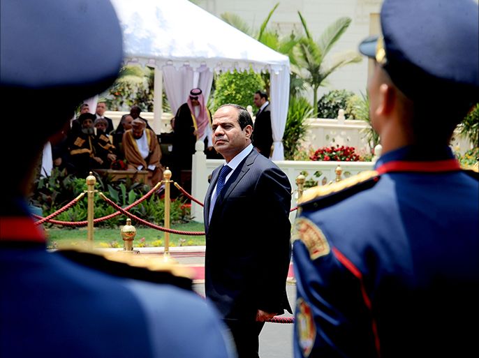 epa04245319 A handout photograph made available by the Egyptian Presidency shows President elect Abdel Fattah al-Sissi (C) being saluted by the Guard of Hounour at the Presidential Palace in Cairo, Egypt, 08 June 2014. Former army