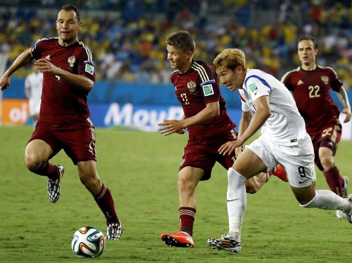 South Korea's Son Heung-min, second right, takes on the Russian defense during the group H World Cup soccer match between Russia and South Korea at the Arena Pantanal in Cuiaba, Brazil, Tuesday, June 17, 2014. (AP Photo/Kirsty Wigglesworth)