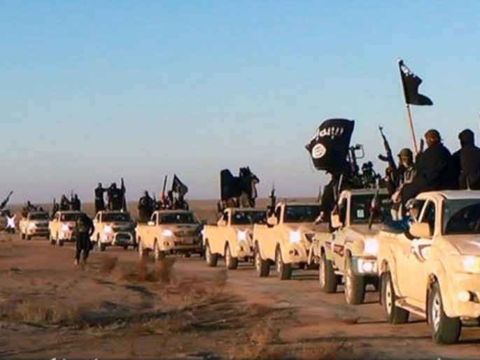 قافلة من مسلحي تنظيم الدولة ينتشرون في محافظة الأنبار غربي بغداد مطلع 2014 (أسوشيتد برس) 