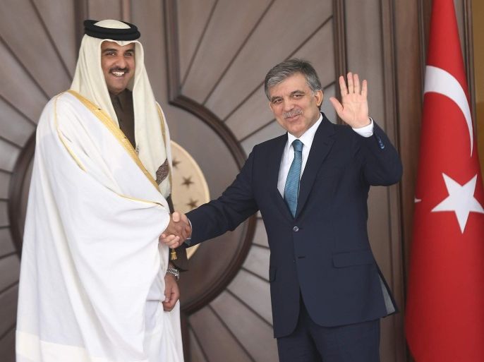 Turkish President Abdullah Gul (R) welcomes Qatar's Emir Sheikh Tamim bin Hamad al-Thani before a meeting in Ankara, Turkey on February 14, 2014. AFP PHOTO / ADEM ALTAN