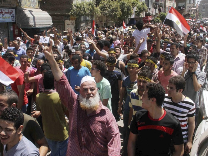 واحدة من المسيرات التي تحدت الإجراءات الأمنية المشددة في القاهرة (رويترز)