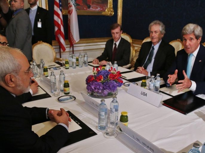 Iran's Foreign Minister Mohammad Javad Zarif (L) meets with U.S. Secretary of State John Kerry (R) at talks between the foreign ministers of the six powers negotiating with Tehran on its nuclear program in Vienna, July 13, 2014. REUTERS/Jim Bourg (AUSTRIA - Tags: POLITICS)