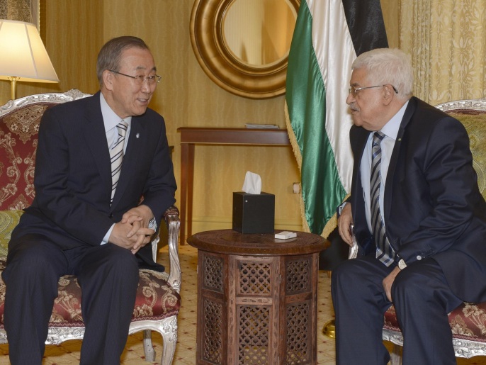 عباس (يمين) التقى بان في الدوحة وطلبعقد اجتماع طارئ لمجلس الأمن بشأن غزة(غيتي)