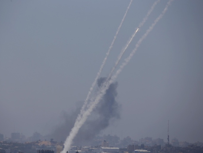 صواريخ المقاومة نجحت في إحراج نتنياهو مع الإسرائيليين الفارين إلى الملاجئ (رويترز)