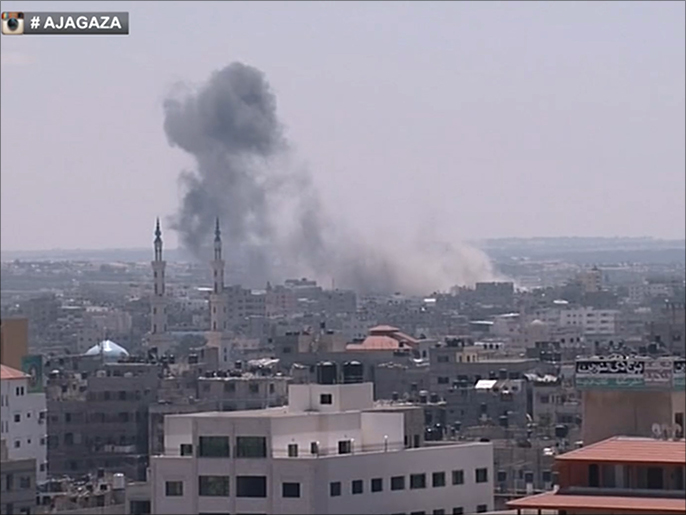 ‪دخان يتصاعد جراء غارات إسرائيلية على غزة‬ (الجزيرة)