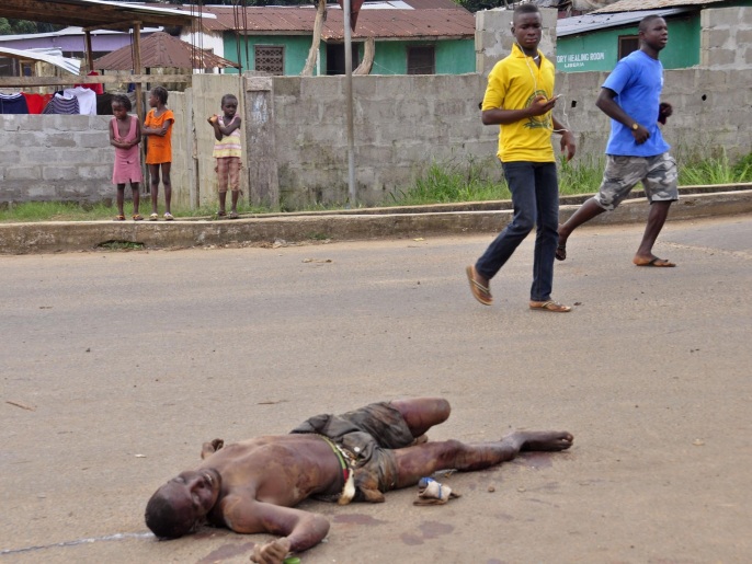 جثة شخص يعتقد أنه توفي بالإيبولا ملقاة في أحد الشوارع في ليبيريا (أسوشيتد برس)