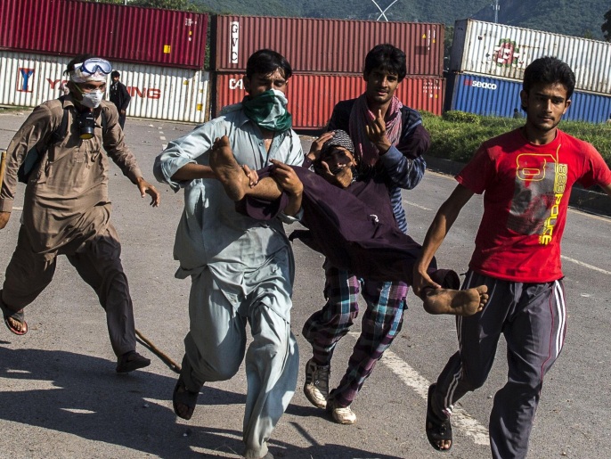 المواجهات بين المعارضة والشرطة في إسلام آباد أوقعت مئات الجرحى (رويترز)