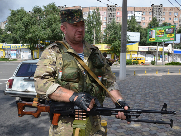 ‪أحد المسلحين الانفصاليين قرب محطة القطارات في دونيتسك‬ (الجزيرة نت)