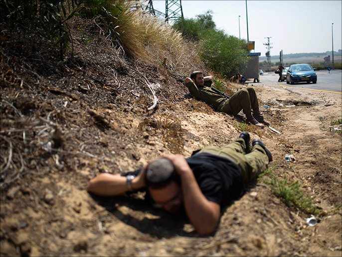 ‪صواريخ المقاومة الفلسطينية بثت حالة رعب لدى الإسرائيليين عسكريين ومدنيين‬ (رويترز)