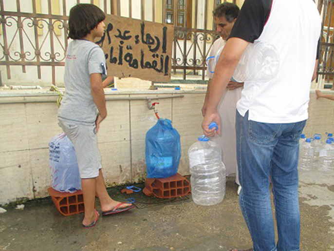 ‪المواطنون يعانون نقصا حادا بالمياه بسبب أزمة الوقود والكهرباء‬ (الجزيرة نت)