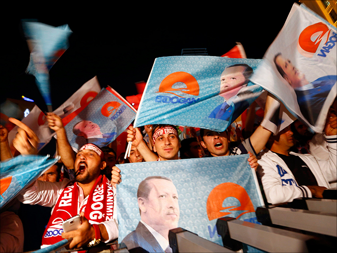 ‪أنصار أردوغان يحتفلون بفوزه في الانتخابات الرئاسية‬ (رويترز)
