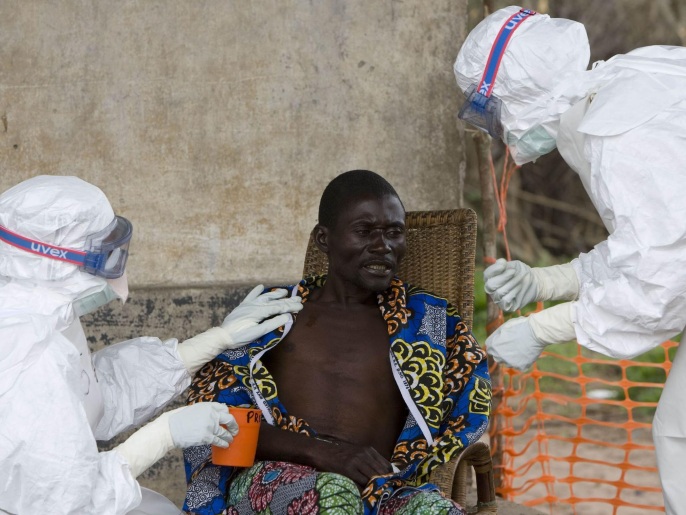 ‪مريض بإيبولا يتلقى الرعاية‬  (أسوشيتد برس)